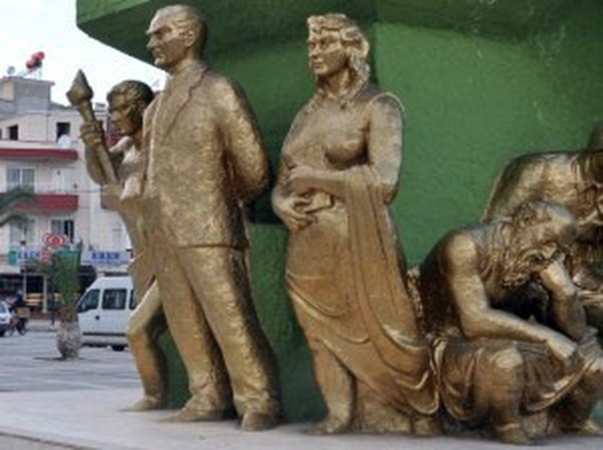 Turgutlu\'da Atatürk Anıtına Saldırı