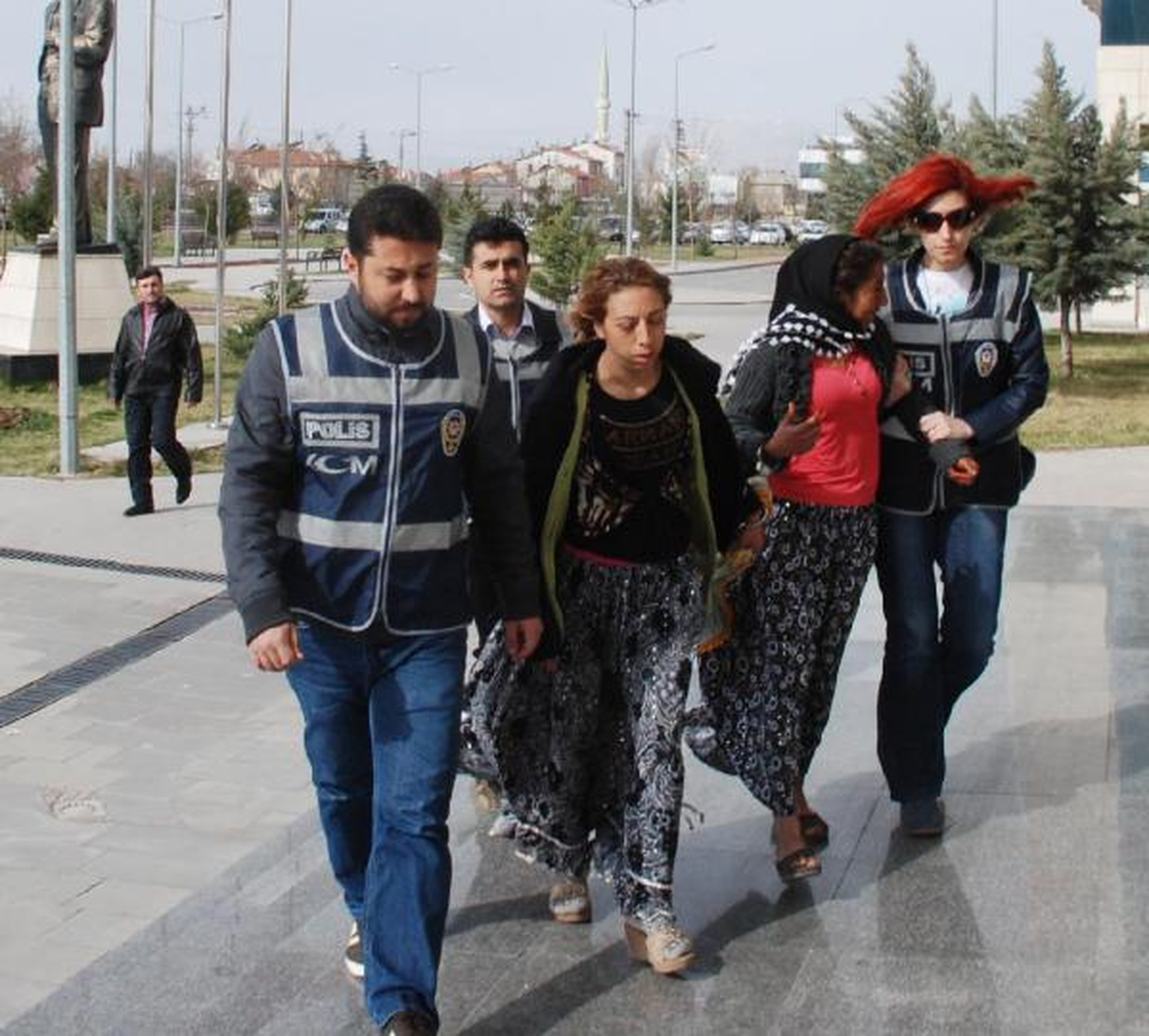 Uyuşturucu Satan 2 Aileye Polis Baskını: 6 Gözaltı