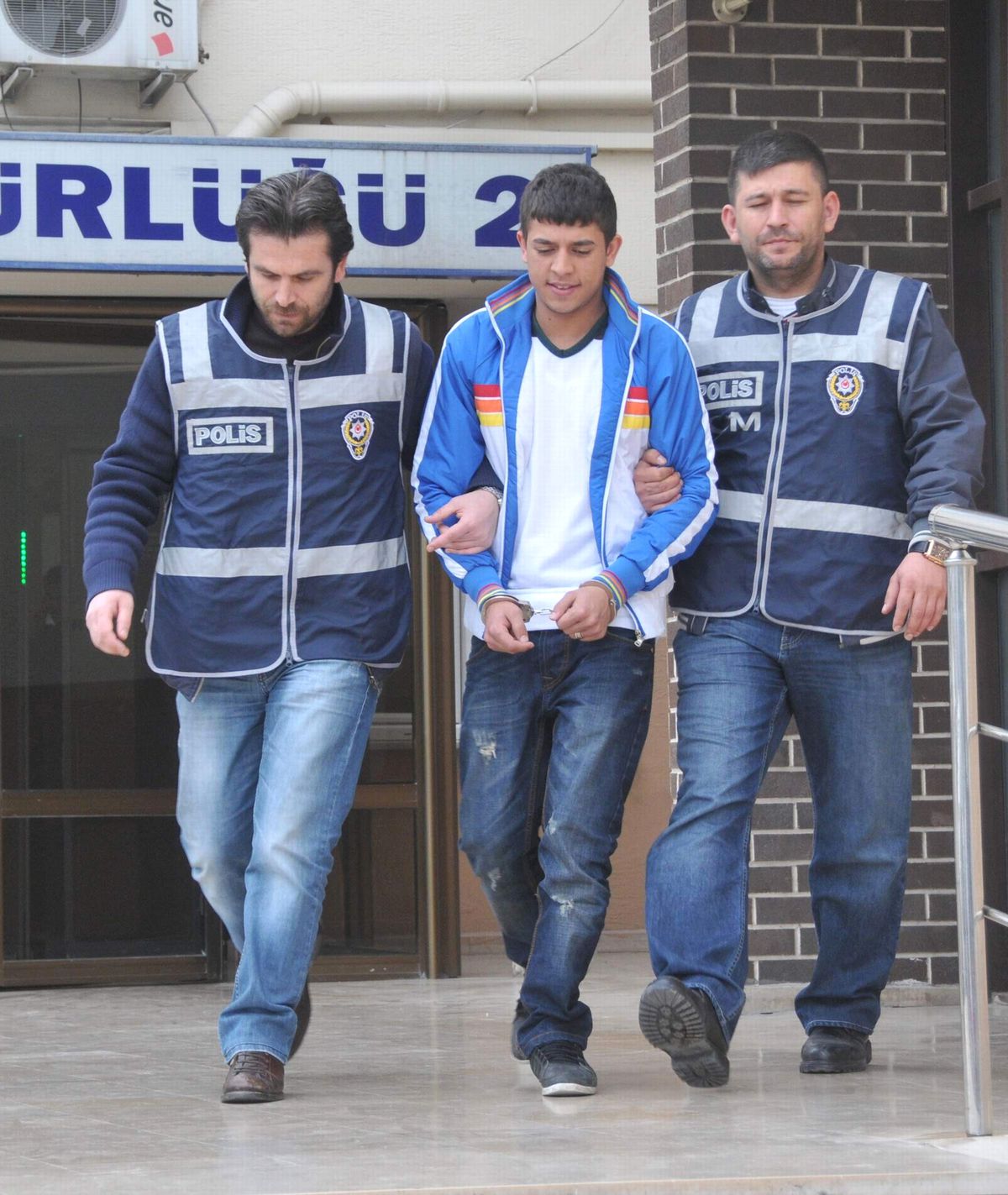 Uyuşturucuları İple Sarkıtıp Bacaya Sakladı