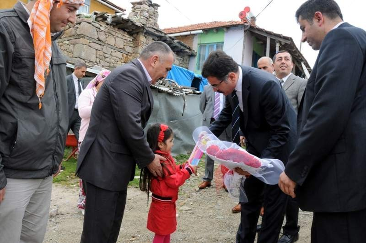 Vali Turhan Köyde Nevruz Bayramına Katıldı