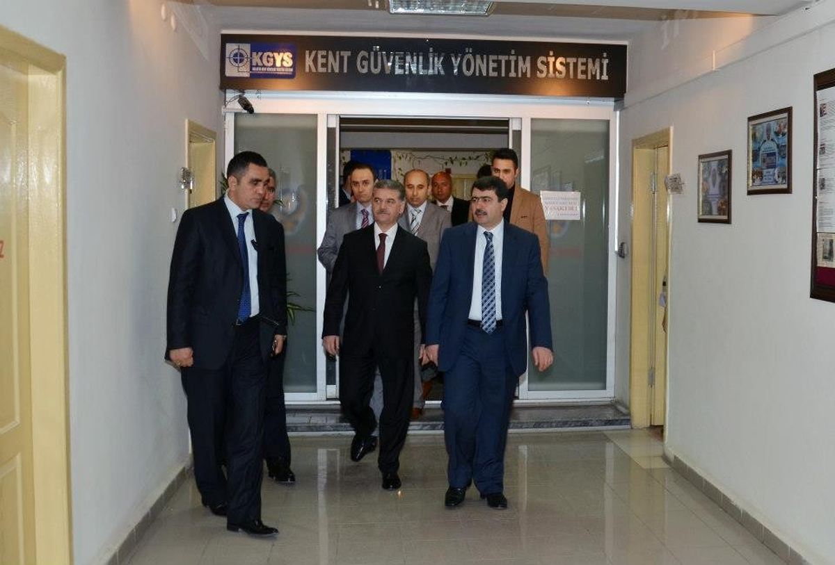 Vali Vasip Şahin\'den Emniyet Müdürlüğü\'ne Ziyaret