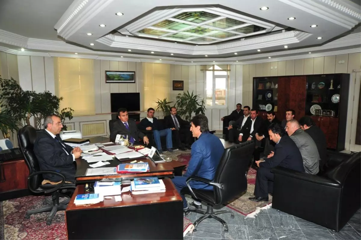 Van Yararına Çalışma Derneği\'nden Rektör Battal\'a Plaket