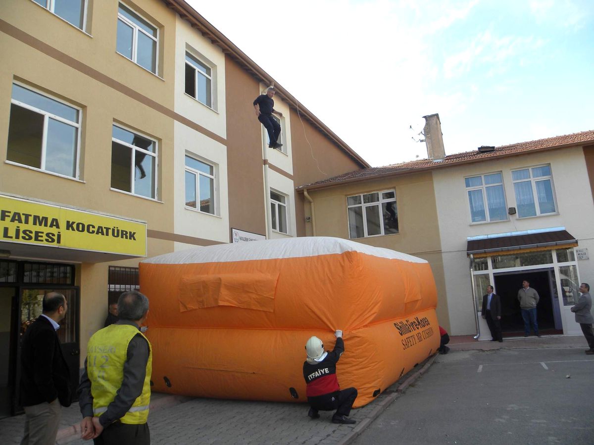 Yangın Söndürmede Bayanlar Daha Becerikli Çıktı