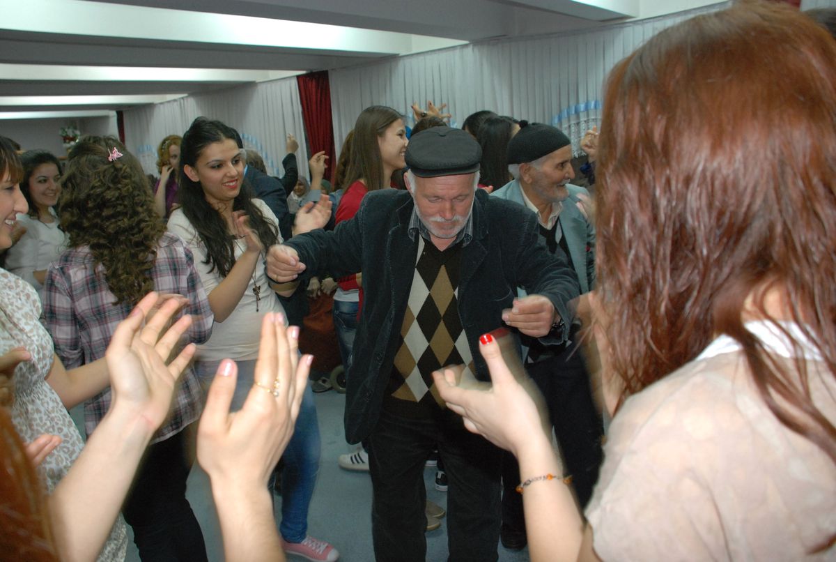 Yaşlılar Gençlere Taş Çıkardı