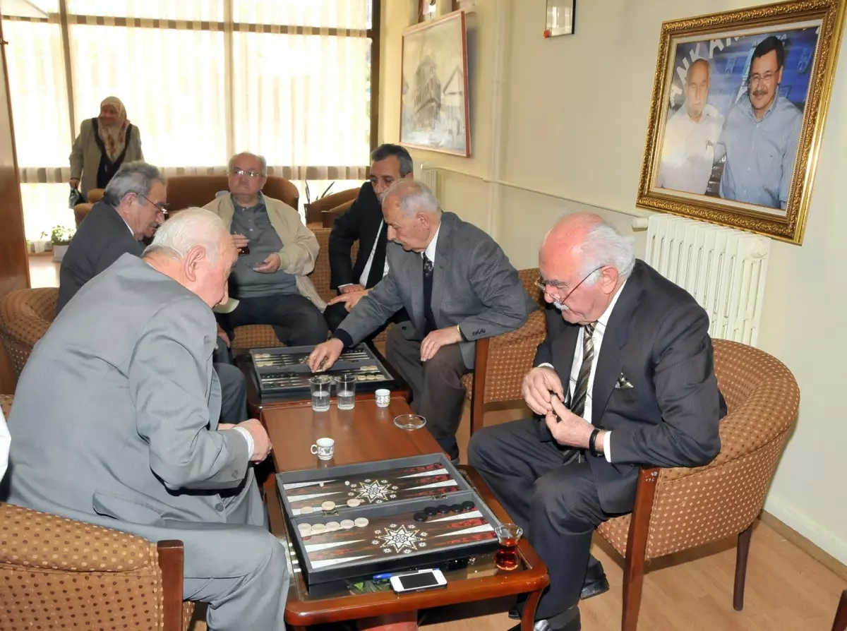 Yaşlılara Tavla Turnuvası