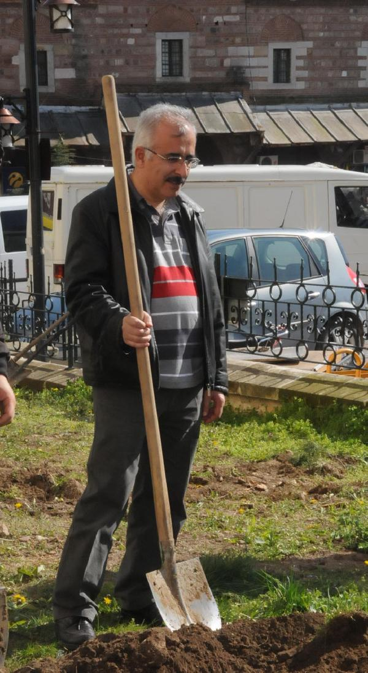 Önce Kesti, Sonra Dikti