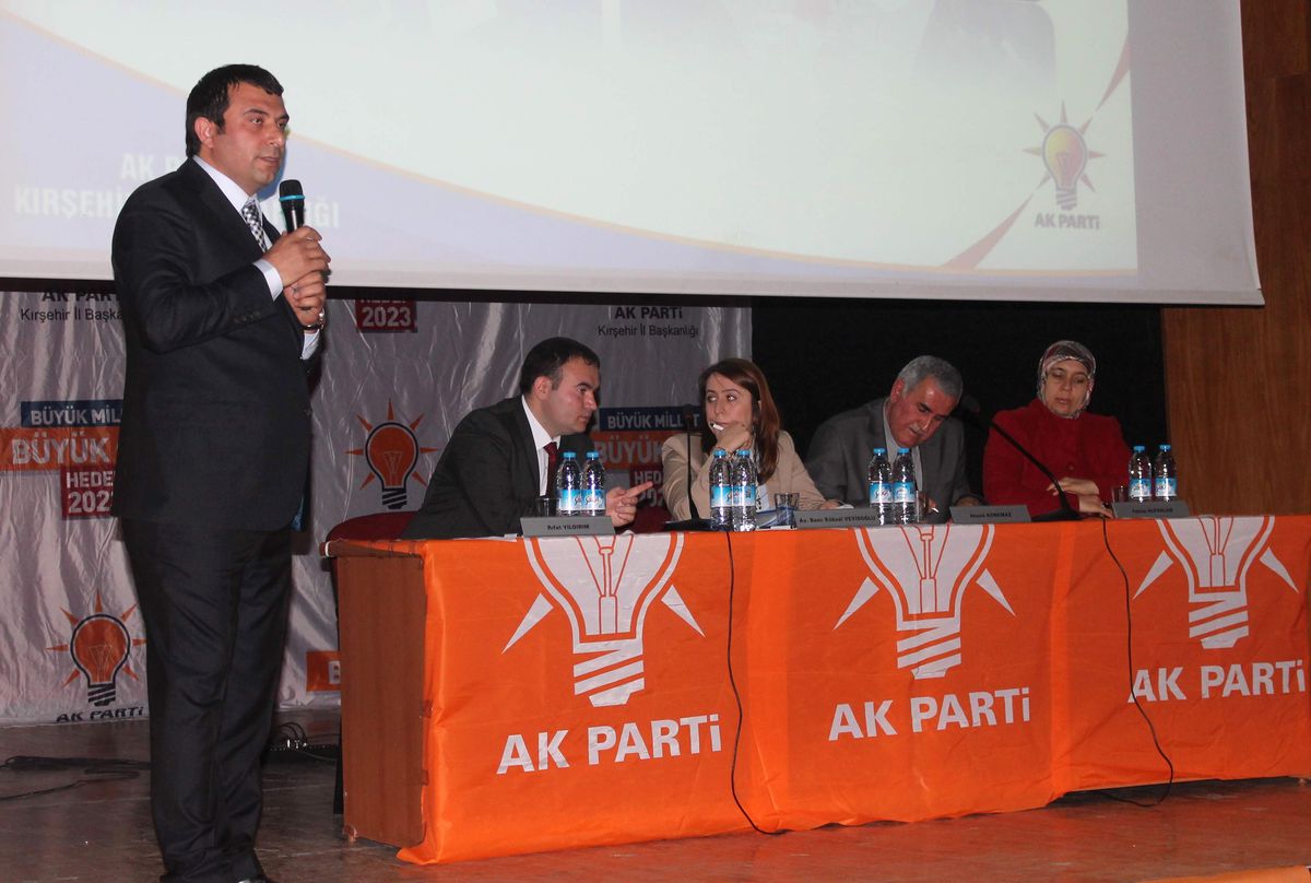 AK Parti Kırşehir İl Danışma Meclisi Toplantısını Merhum Neşet Ertaşı Anarak Başlattı