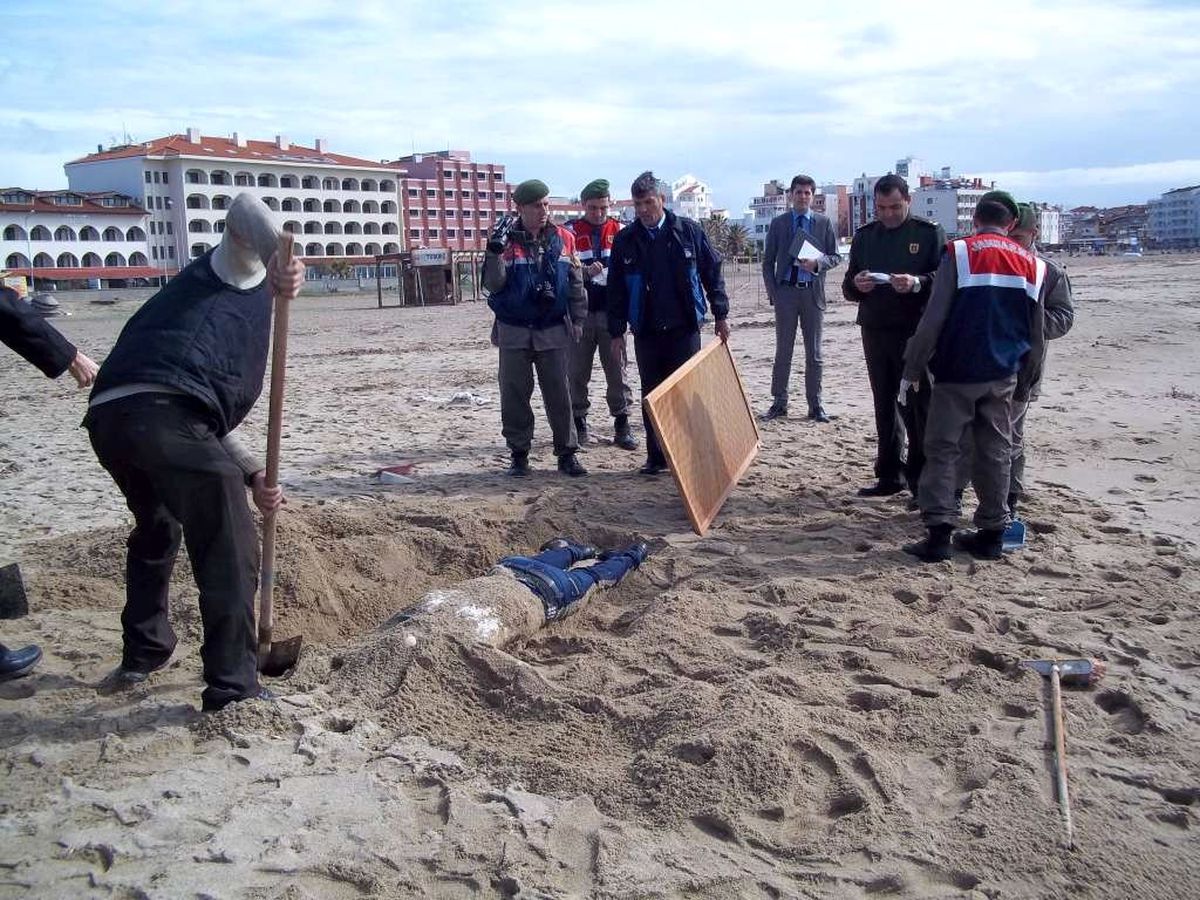 Ayvalık Plajı\'nda Ceset Bulundu
