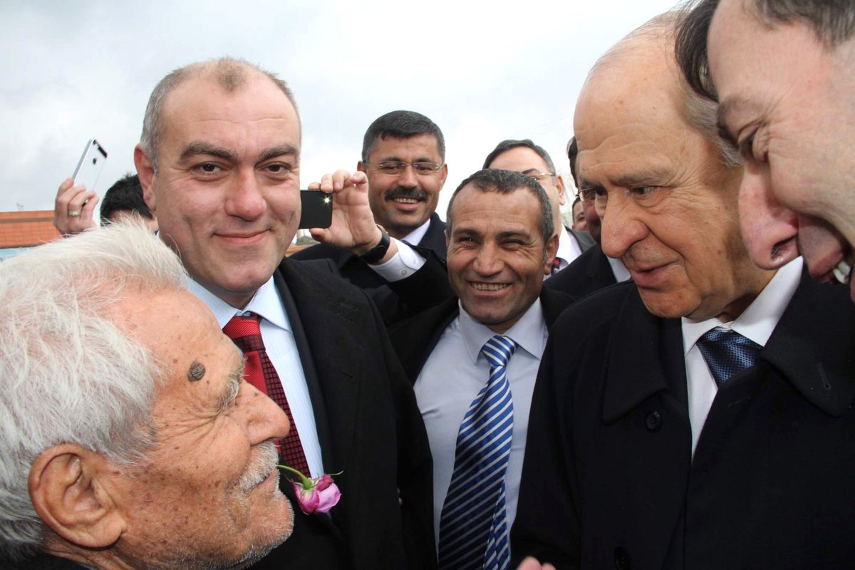 Bahçeli\'yi Ağzında Gülle Karşıladı