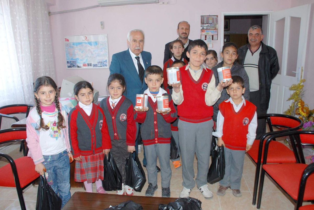 Besni\'de Kızılay Yardımlarına Devam Ediyor
