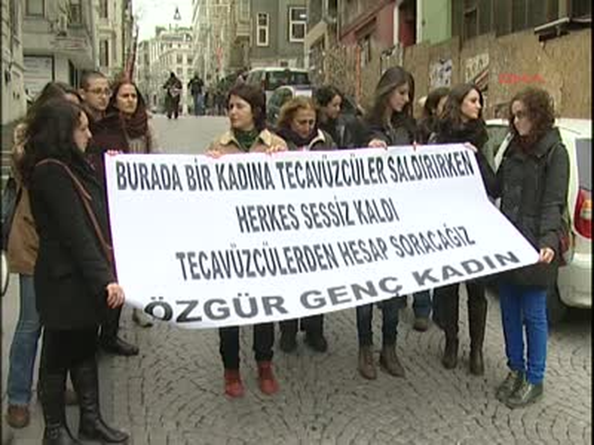 Beyoğlu\'nda Kadın Protestosu "Tecavüzcülerden Hesap Soracağız"