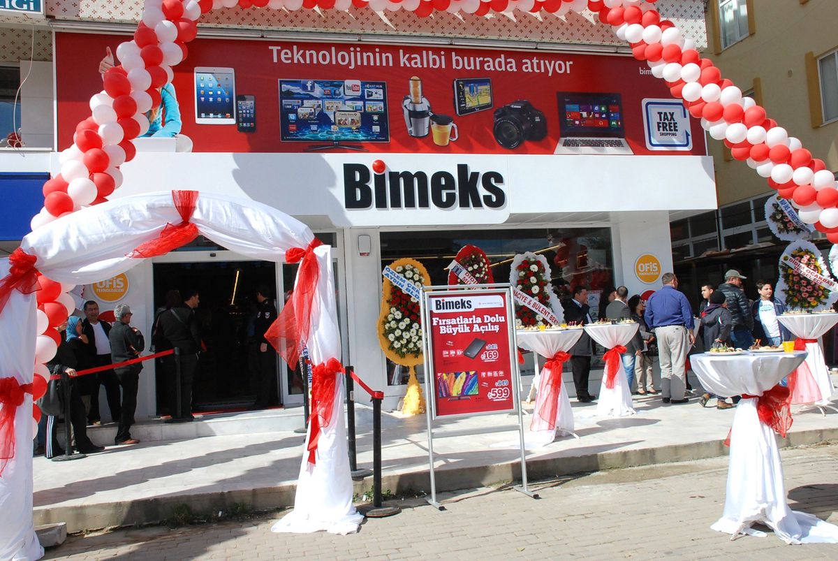 Bimeks Mağazası Açılışında İzdiham