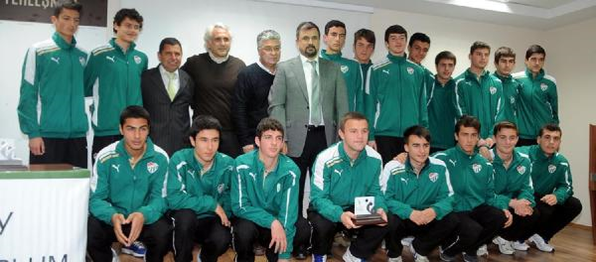 Bursaspor U-16\'ya Anlamlı Ödül