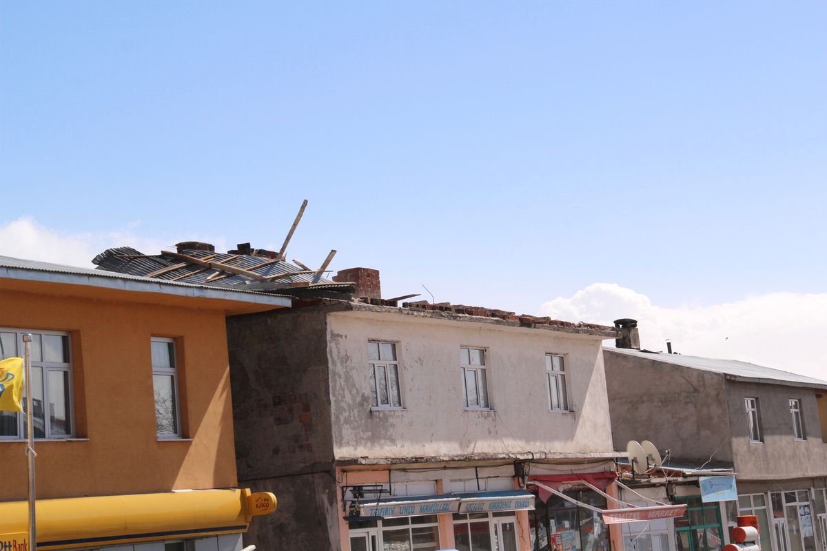 Çıldır\'da Aşırı Rüzgar Evlerin Çatılarına Zarar Verdi