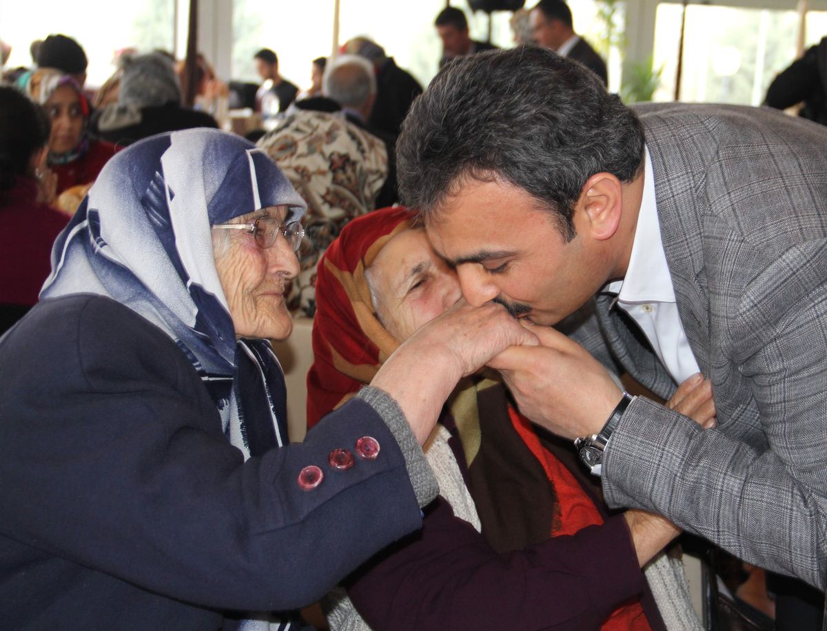 Çorum Belediyesi\'nden Yaşlılara Yemek