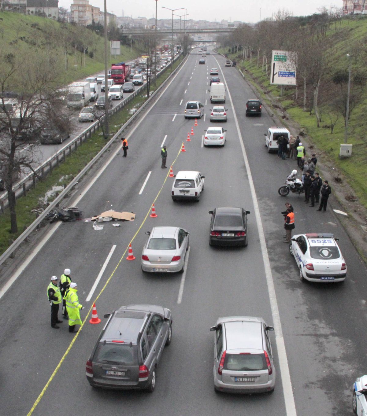 Dengesini Kaybederek Yere Düşen Motosiklet Sürücüsünü Otomobil Ezdi