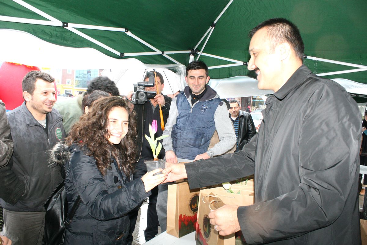Düzce Belediyesinden Vatandaşlara 15 Bin Lale
