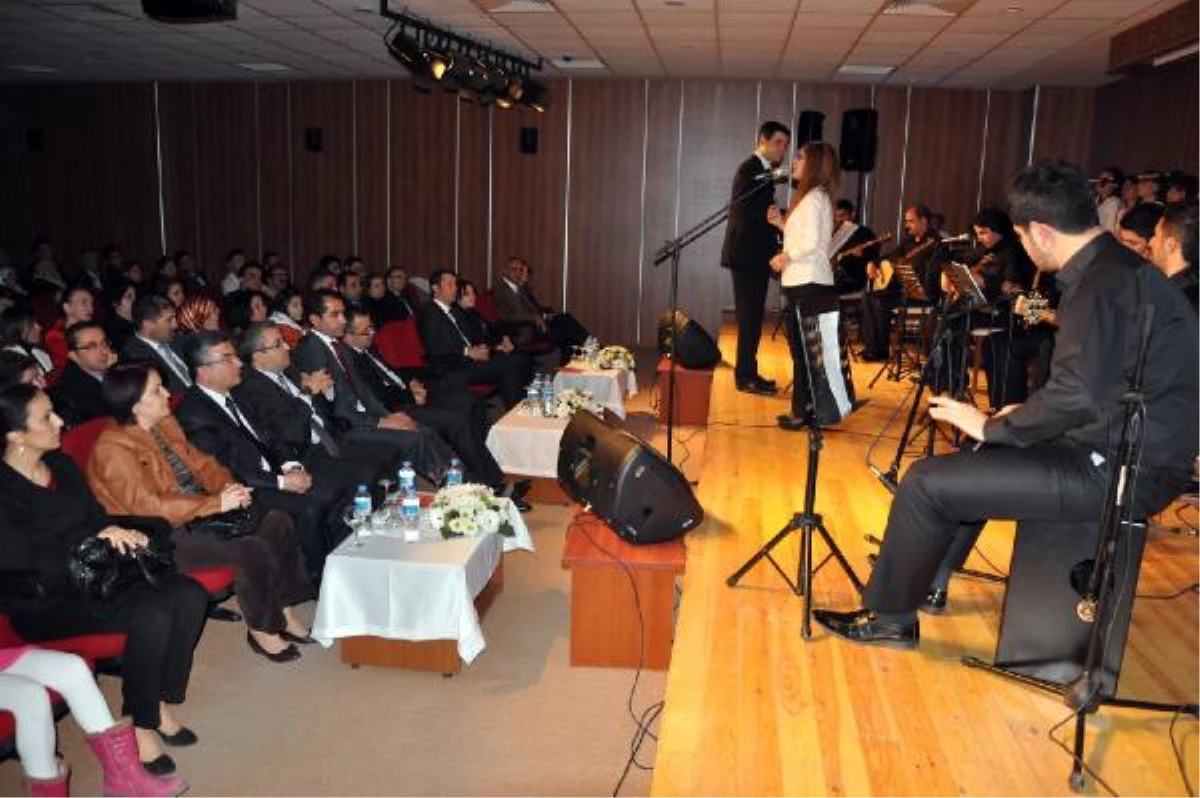 Elazığ\'da Adliye Çalışanlarına Türk Halk Müziği Konseri