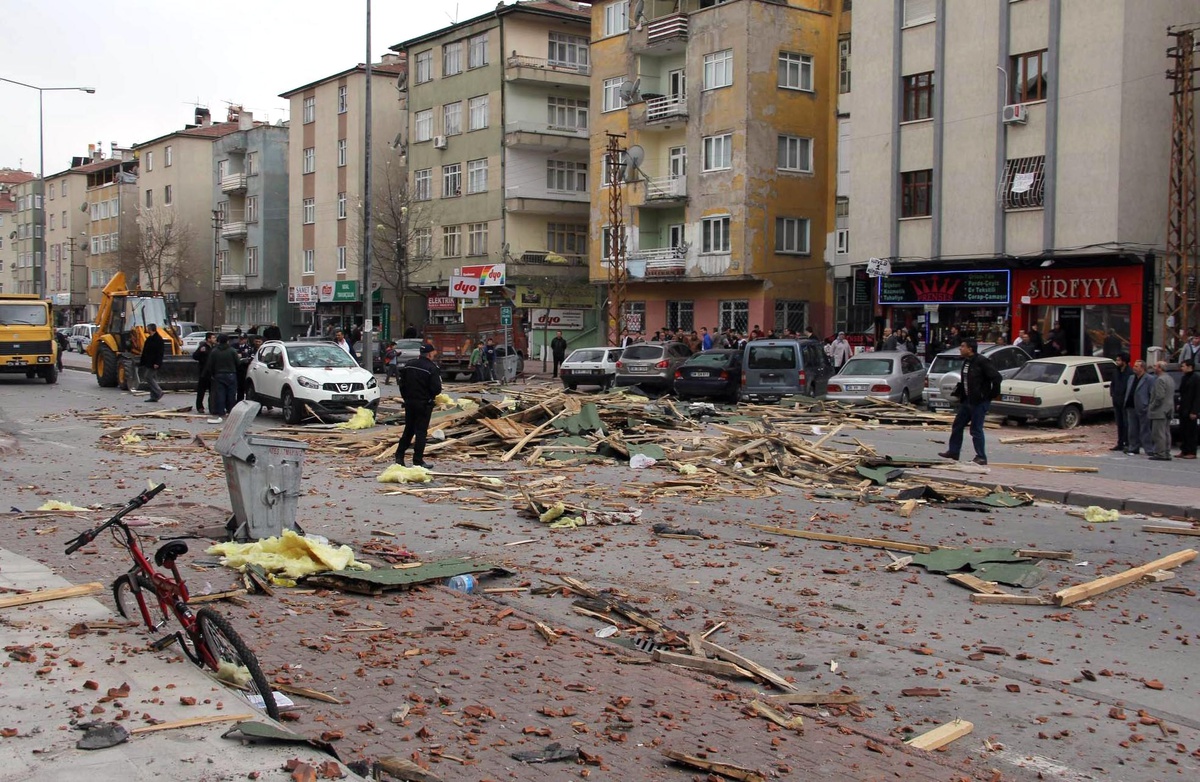 Fırtınada Can Veren Şahsın Yaralandığı An Kamerada
