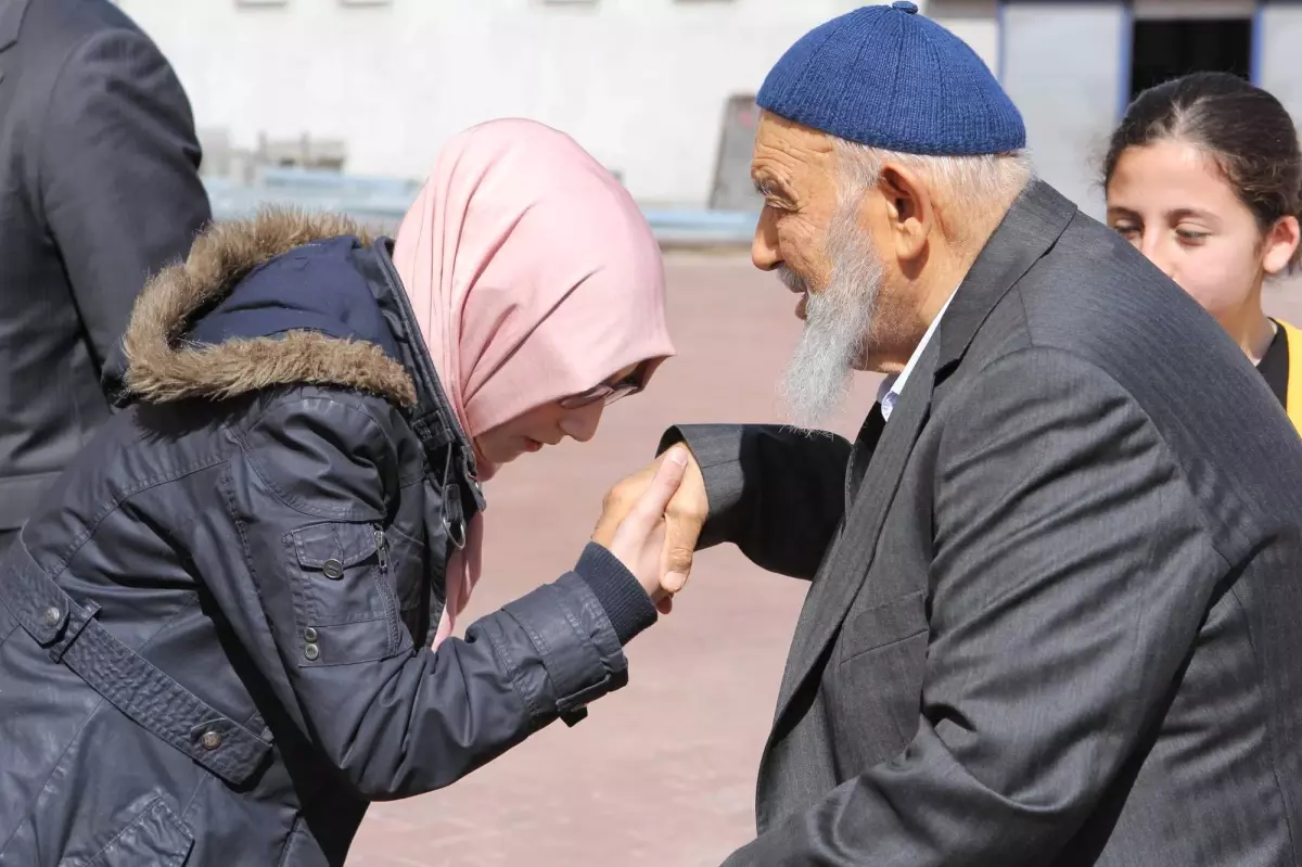 Gençler, Cumhurbaşkanı Gül\'ün Babasını Ziyaret Etti