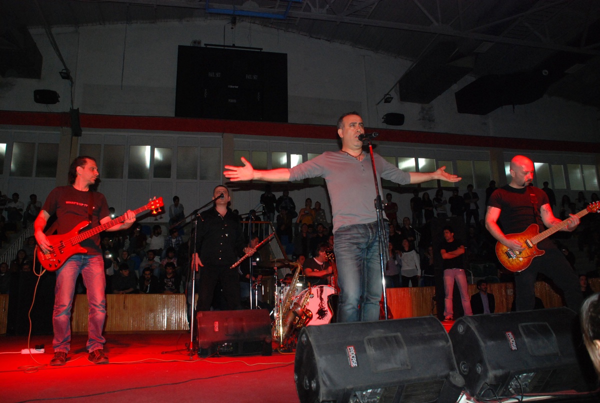 Haluk Levent\'ten Çanakkale Türküsü ile Mesaj