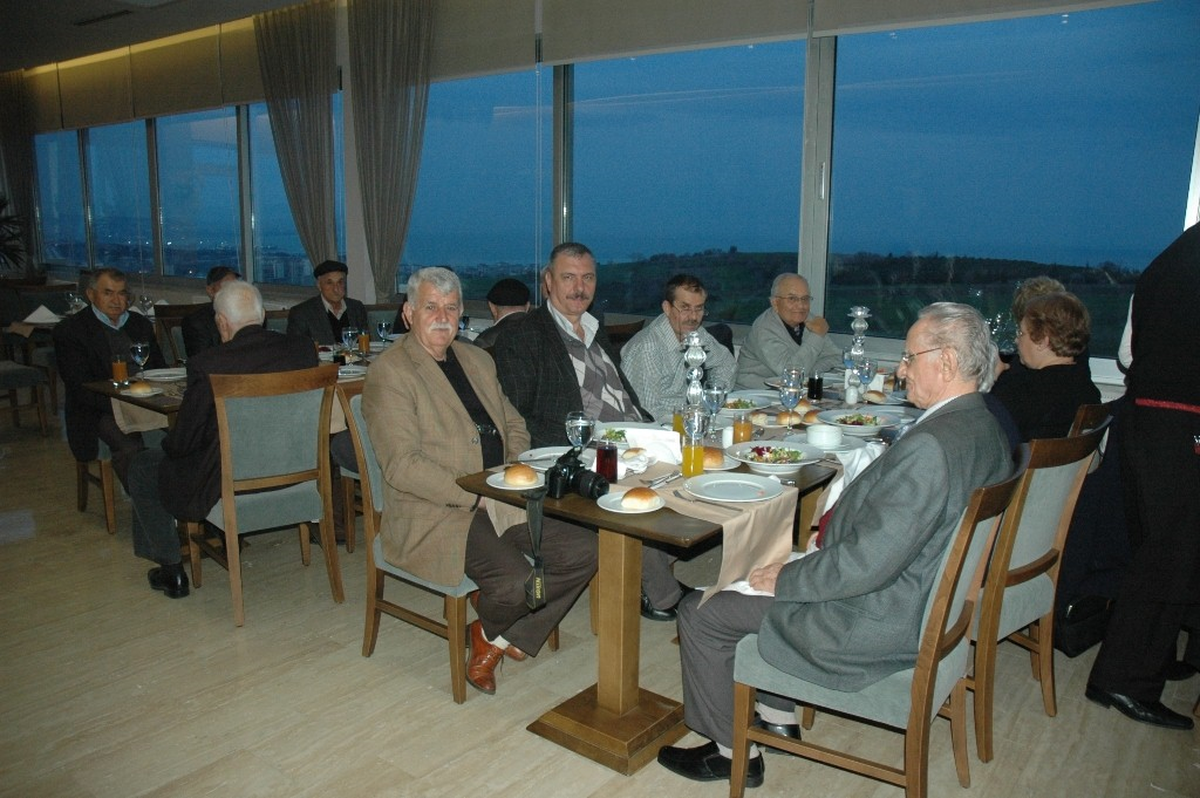 Huzurevinde Kalan Yaşlılar Yemekte Bir Araya Geldi