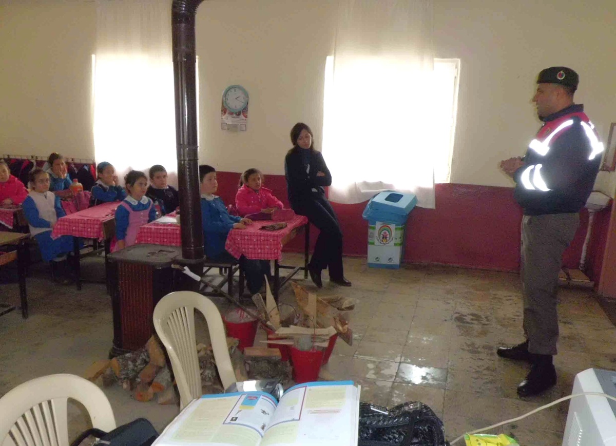 İlköğretim Öğrencilerine Trafik Semineri Verildi