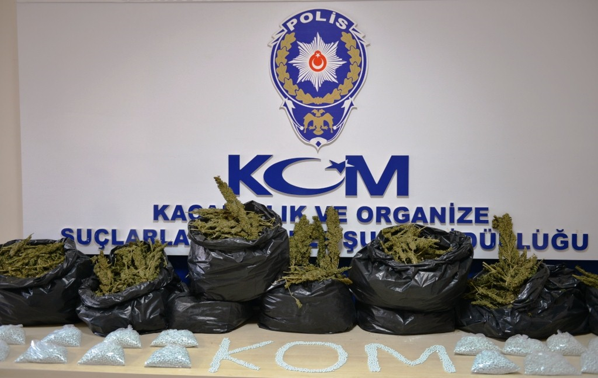 İzmir\'deki Uyuşturucu Operasyonu Polis Kamerasında