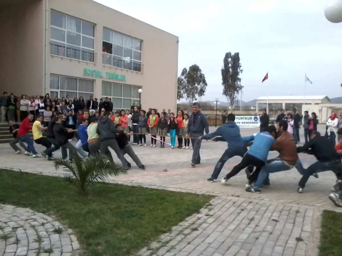 Öğrenciler Baharı Ağaç Dikerek Karşıladı