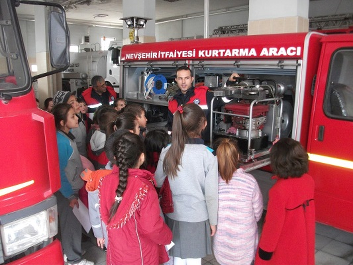 Öğrenciler, İtfaiye Hizmet Binasını Gezdi