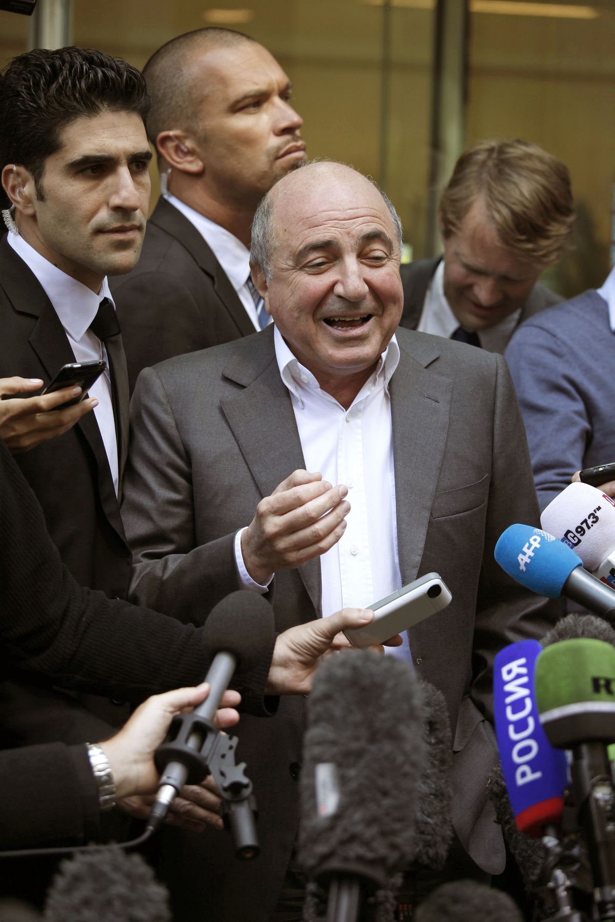 Putin Karşıtı Rus Milyarder Berezovsky İngiltere\'de Ölü Bulundu