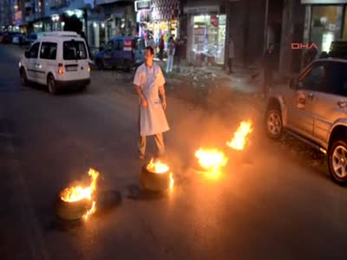 Protesto İçin Lastik Yaktı
