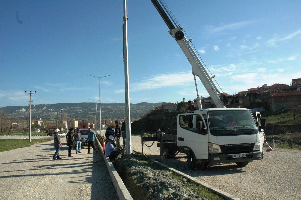Tedaş, Selendi'de Çevre Yolunu Aydınlatıyor