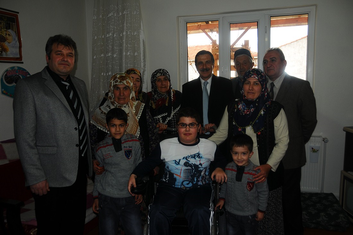 Tepebaşı Belediyesinin Akülü Araba Desteği Sürüyor