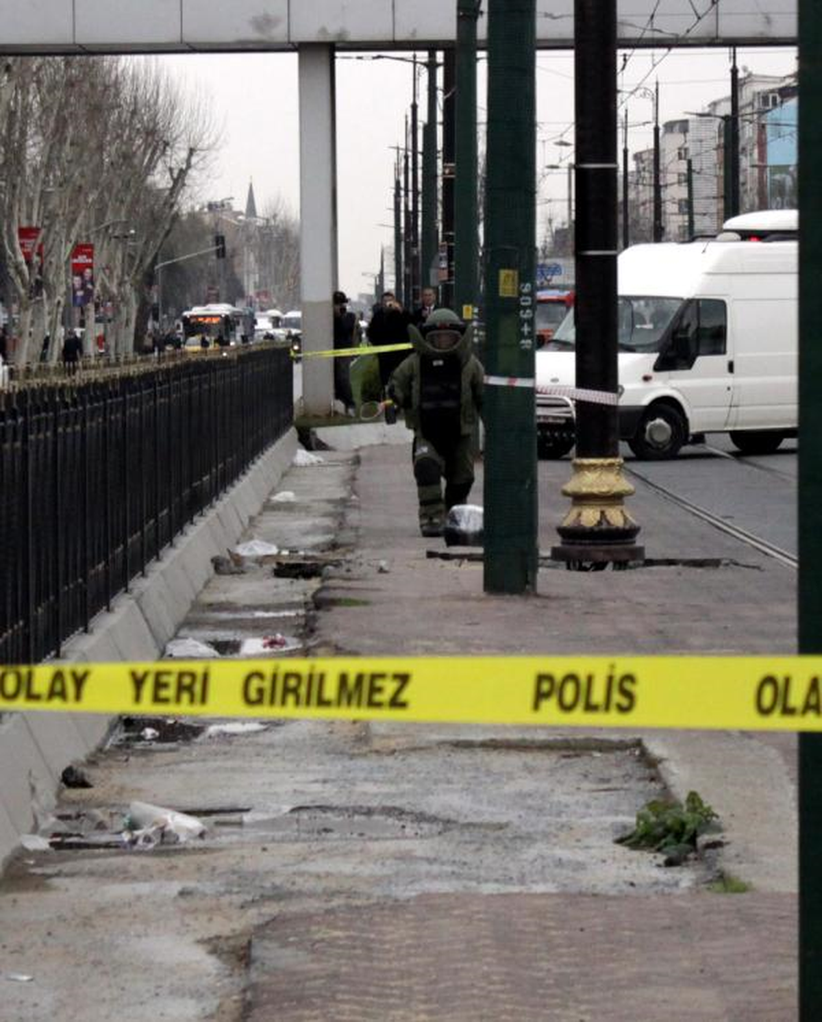 Tramvay Yoluna Bırakılan Motosiklet Sepeti Korku ve Paniğe Neden Oldu