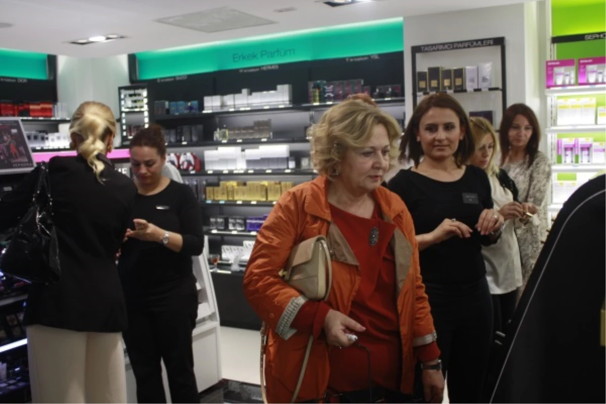 Tülin Şahin Sephora Adana Mağazası\'nda Hayranlarıyla Buluştu