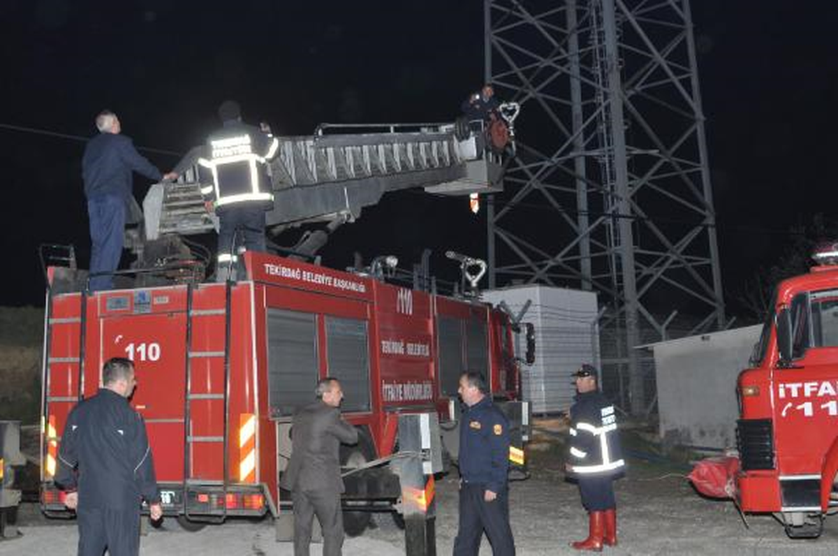 27 Saattir 90 Metrelik Direğin Tepesinden İnmiyor