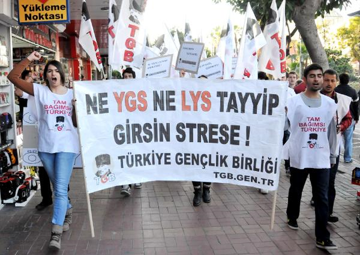 Alanya\'da Tiyatrolu Ygs Protestosu