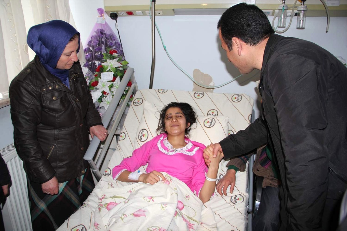 BDP Heyeti Zırhlı Aracın Çarptığı Kızı Hastanede Ziyaret Etti