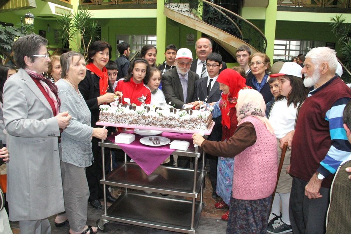 Bilgi Evi Öğrencilerinden Huzurevi Sakinlerine Ziyaret