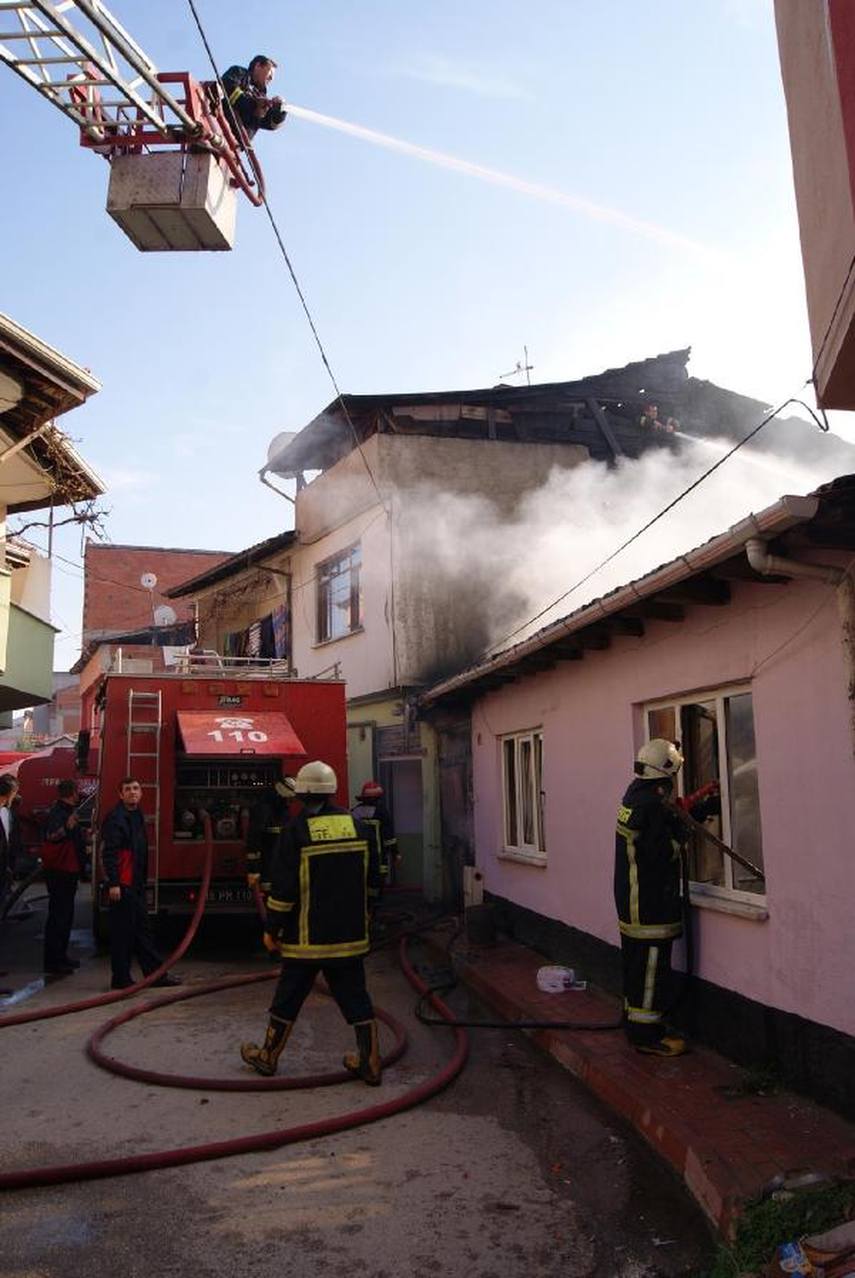 Bir Ay Önce Taşındıkları Ev Yangında Kül Oldu