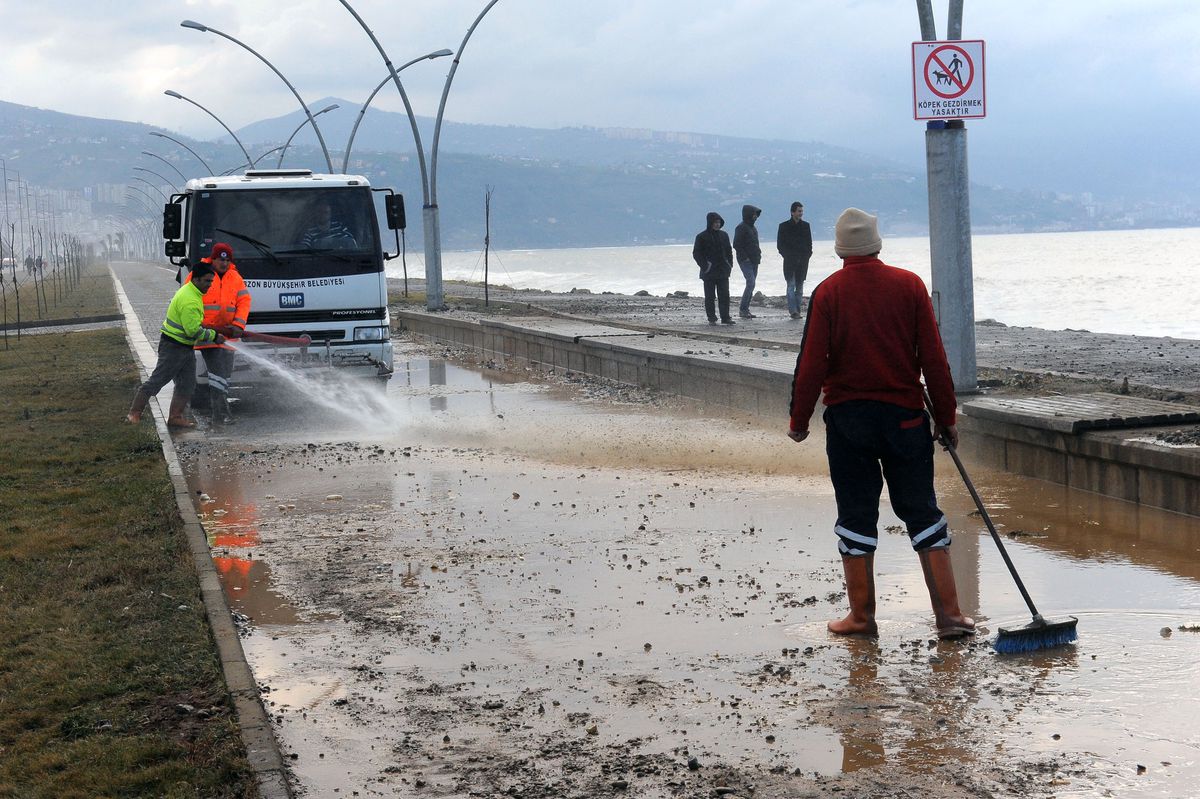 Dev Dalgaların Oluşturduğu Çamur, Taş ve Moloz Yığınları Temizleniyor