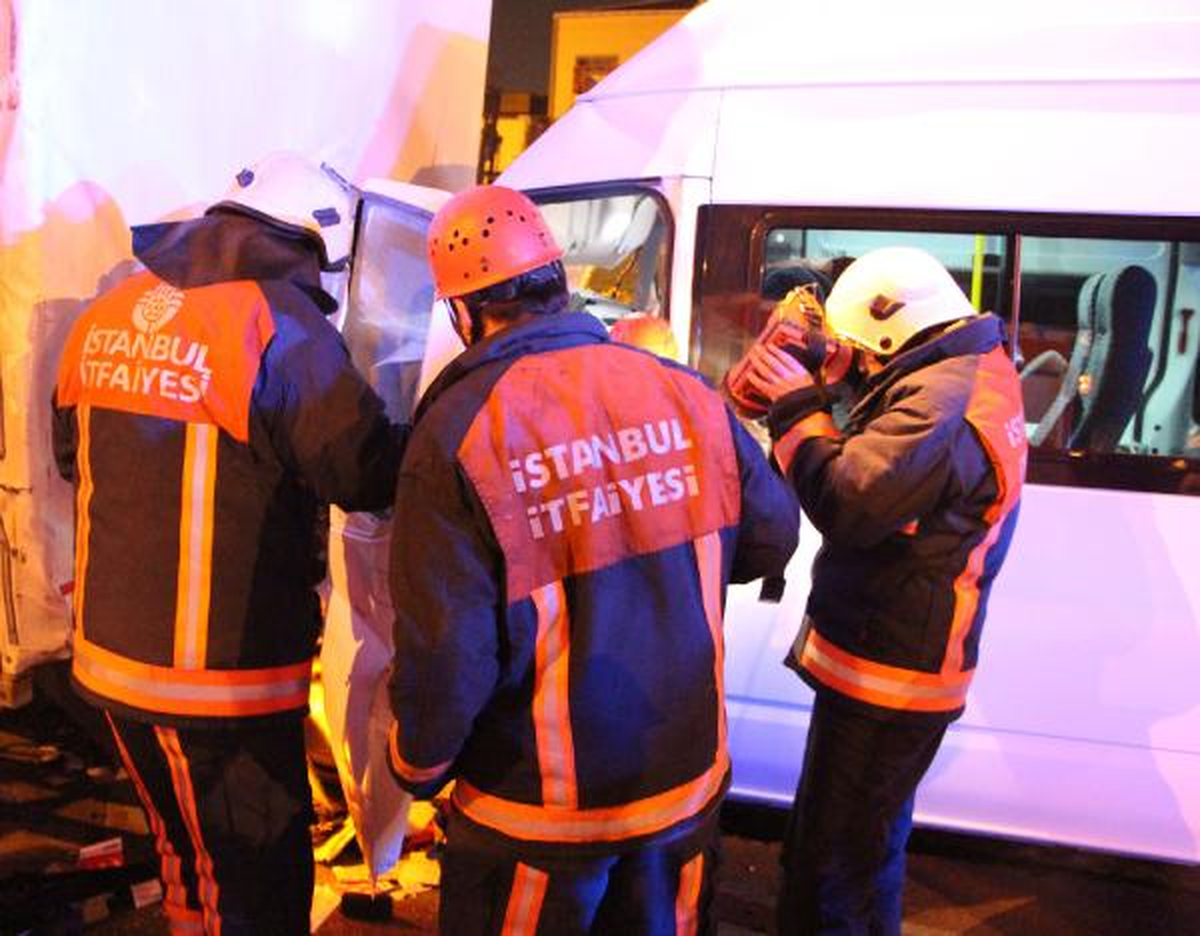 Emniyet Şeridindeki Tır\'a Minibüs Çarptı: 1 Ölü