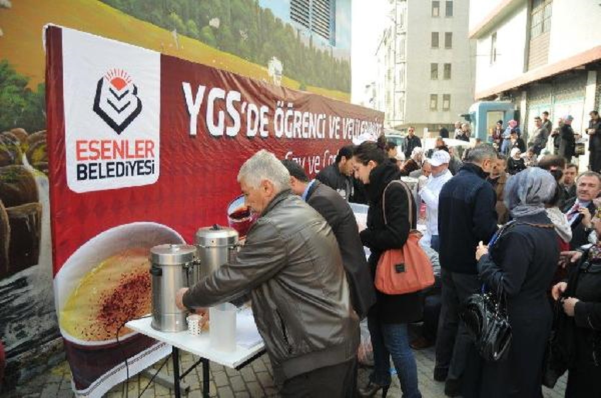 Esenler Belediyesi\'nden Ygs Sınavı Öncesi Adaylara Çay ve Çorba