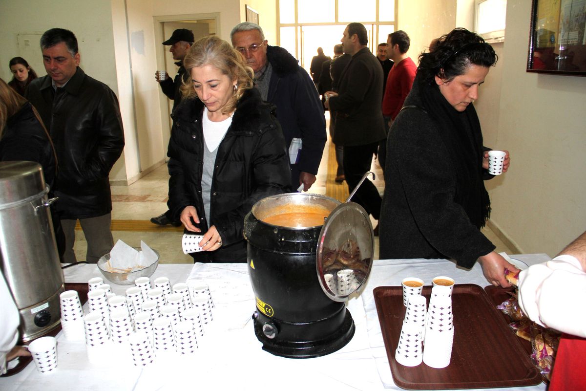 Hacettepe Üniversitesi\'nde Ygs\'ye Giren Öğrencilerin Ailelerine Çay ve Çorba İkramı Yapıldı