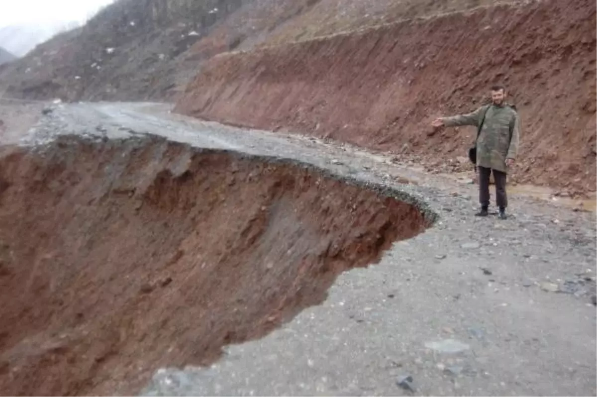 Heyelanda Köy Yolu Çöktü, Elektrik Direkleri Yıkıldı