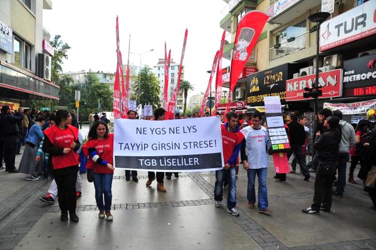 İzmir\'detgb\'li Gençler Ygs\'yi Protesto Etti
