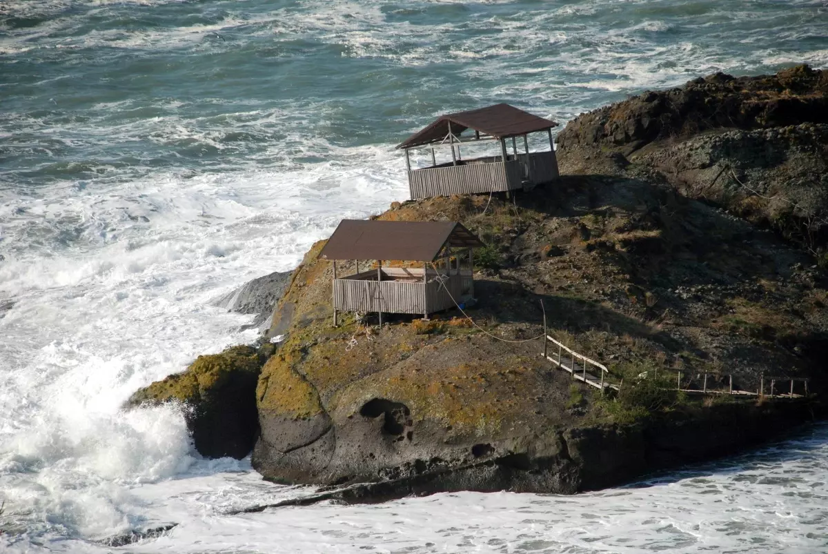 Karadeniz'de Dev Dalgalar Balıkçı Barınağını Yıktı