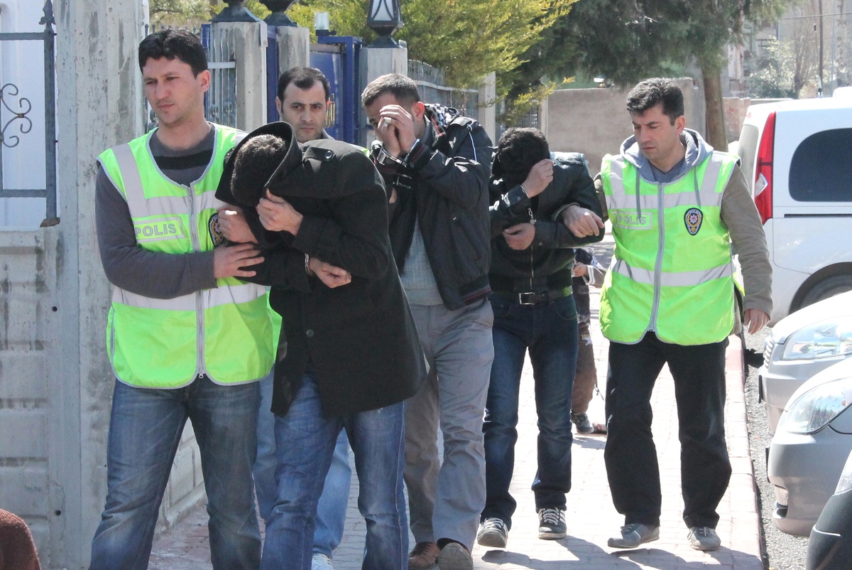 Konya\'da Hırsızlar, Mahalleyi Elektriksiz Bıraktı