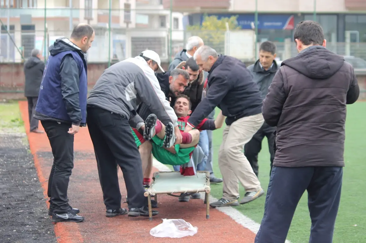 Maçta Sakatlanan Futbolcuyu Otomobille Hastaneye Kaldırdılar